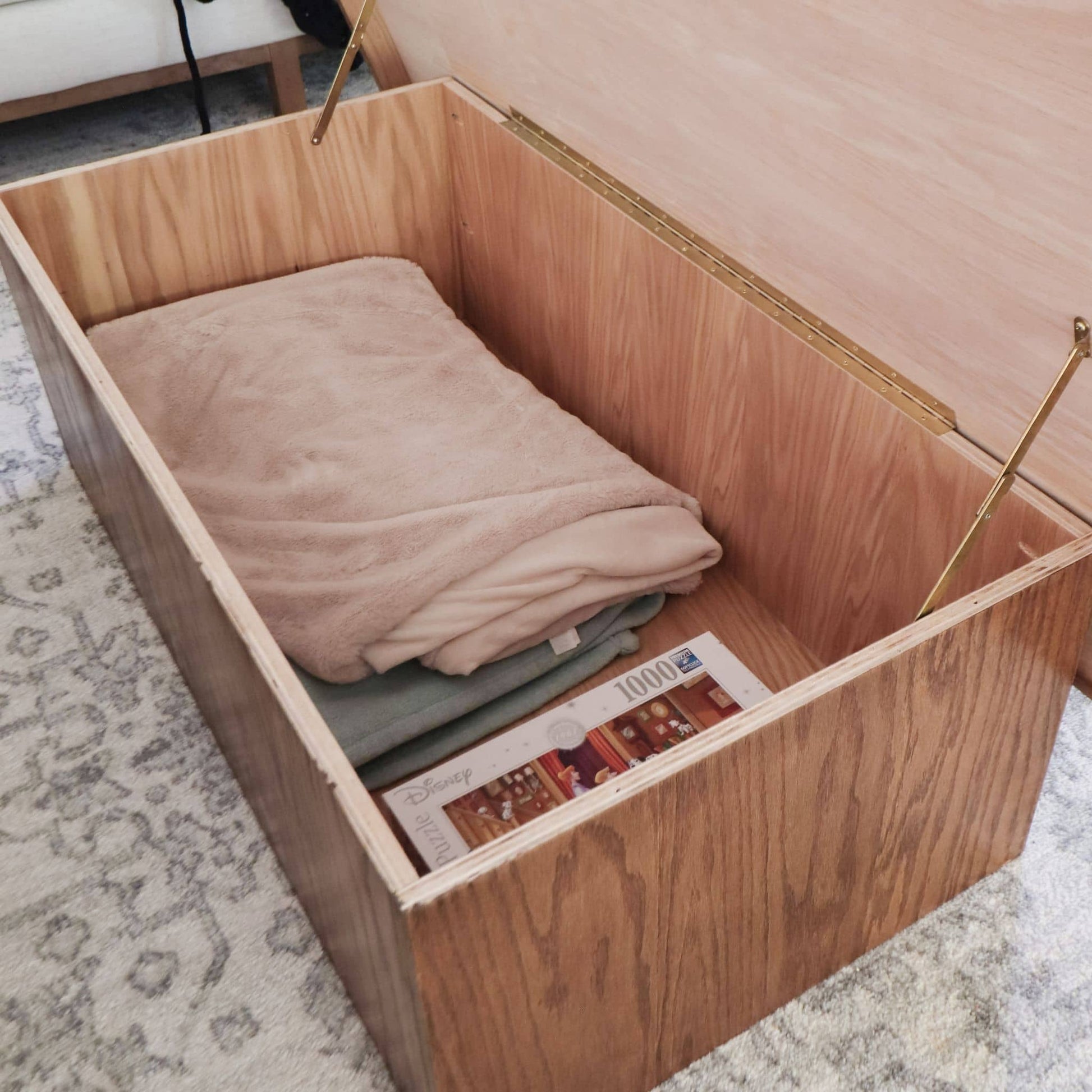 Coffee Table with Storage with blankets inside